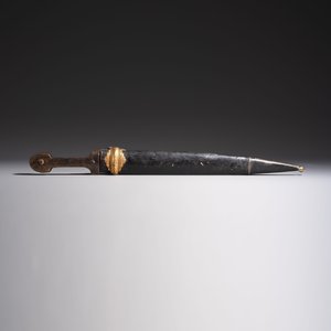 Two Caucasian Kindjal daggers with horn hilts, one with a gilt-iron-mounted leather scabbard and one with a metal-mounted velvet scabbard — 照片 3