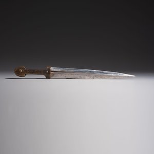 Two Caucasian Kindjal daggers with horn hilts, one with a gilt-iron-mounted leather scabbard and one with a metal-mounted velvet scabbard — 照片 4