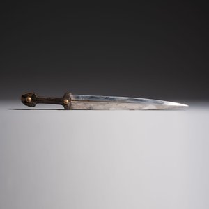 Two Caucasian Kindjal daggers with horn hilts, one with a gilt-iron-mounted leather scabbard and one with a metal-mounted velvet scabbard — 照片 5