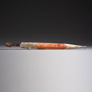 Two Caucasian Kindjal daggers with horn hilts, one with a gilt-iron-mounted leather scabbard and one with a metal-mounted velvet scabbard — 照片 9