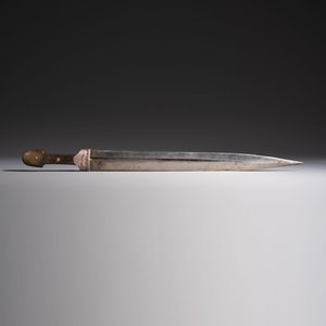 Two Caucasian Kindjal daggers with horn hilts, one with a gilt-iron-mounted leather scabbard and one with a metal-mounted velvet scabbard — 照片 10