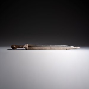 Two Caucasian Kindjal daggers with horn hilts, one with a gilt-iron-mounted leather scabbard and one with a metal-mounted velvet scabbard — 照片 11