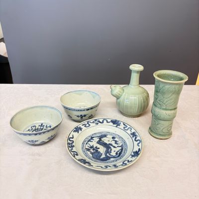 Two Chinese blue and white bowls, a plate, a celadon kendi and a vase — photo 1