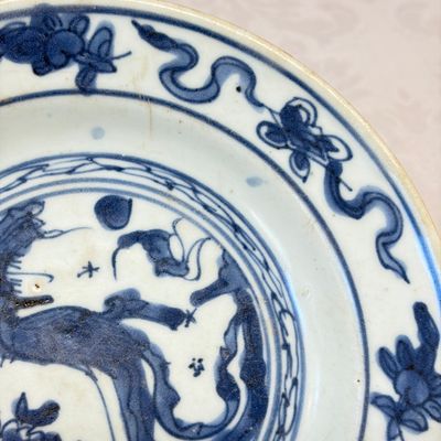 Two Chinese blue and white bowls, a plate, a celadon kendi and a vase — photo 4