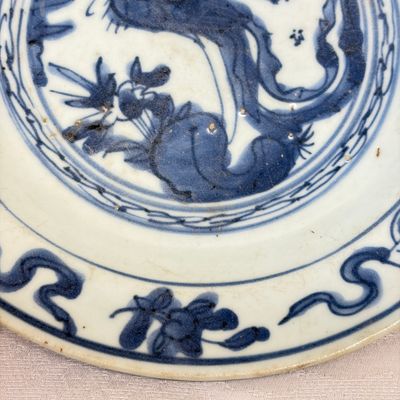 Two Chinese blue and white bowls, a plate, a celadon kendi and a vase — photo 5