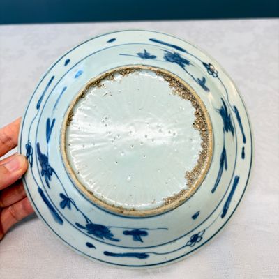 Two Chinese blue and white bowls, a plate, a celadon kendi and a vase — photo 8
