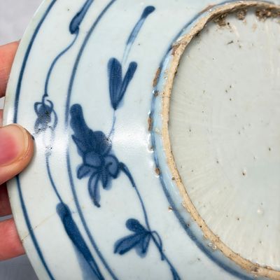 Two Chinese blue and white bowls, a plate, a celadon kendi and a vase — photo 9