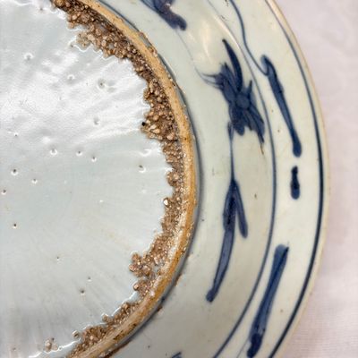 Two Chinese blue and white bowls, a plate, a celadon kendi and a vase — photo 11