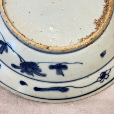 Two Chinese blue and white bowls, a plate, a celadon kendi and a vase — photo 12