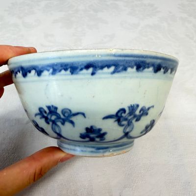 Two Chinese blue and white bowls, a plate, a celadon kendi and a vase — photo 15