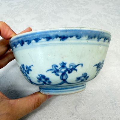 Two Chinese blue and white bowls, a plate, a celadon kendi and a vase — photo 16
