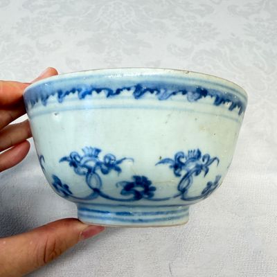 Two Chinese blue and white bowls, a plate, a celadon kendi and a vase — photo 17