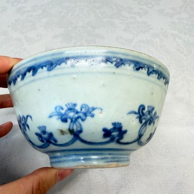 Two Chinese blue and white bowls, a plate, a celadon kendi and a vase — photo 18