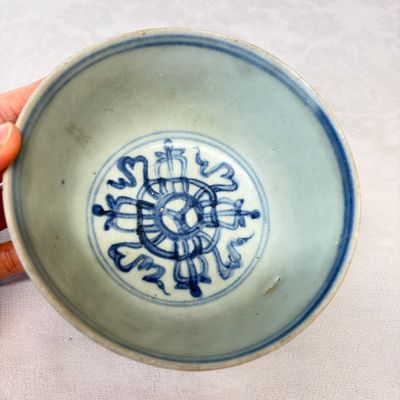 Two Chinese blue and white bowls, a plate, a celadon kendi and a vase — photo 19