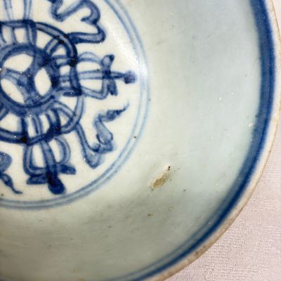 Two Chinese blue and white bowls, a plate, a celadon kendi and a vase — photo 20