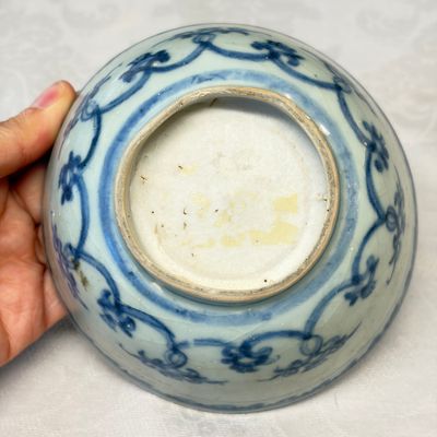 Two Chinese blue and white bowls, a plate, a celadon kendi and a vase — photo 24