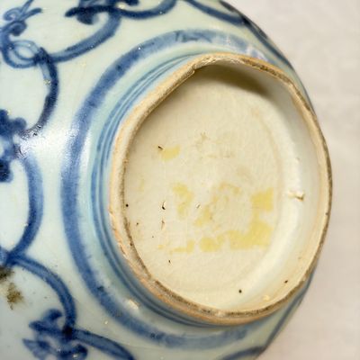 Two Chinese blue and white bowls, a plate, a celadon kendi and a vase — photo 25