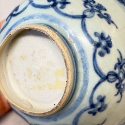 Two Chinese blue and white bowls, a plate, a celadon kendi and a vase — photo 26