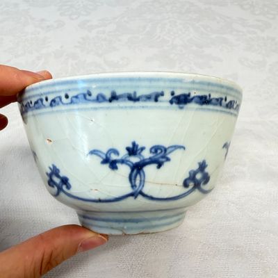 Two Chinese blue and white bowls, a plate, a celadon kendi and a vase — photo 27