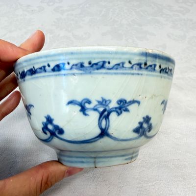 Two Chinese blue and white bowls, a plate, a celadon kendi and a vase — photo 28