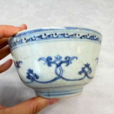 Two Chinese blue and white bowls, a plate, a celadon kendi and a vase — photo 29