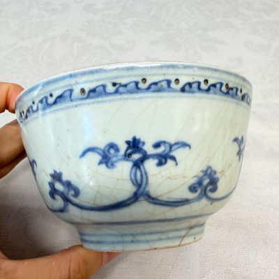Two Chinese blue and white bowls, a plate, a celadon kendi and a vase — photo 30