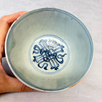 Two Chinese blue and white bowls, a plate, a celadon kendi and a vase — photo 31
