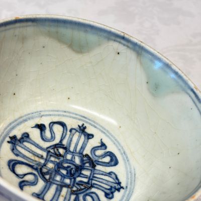 Two Chinese blue and white bowls, a plate, a celadon kendi and a vase — photo 34
