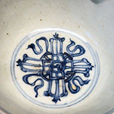 Two Chinese blue and white bowls, a plate, a celadon kendi and a vase — photo 35