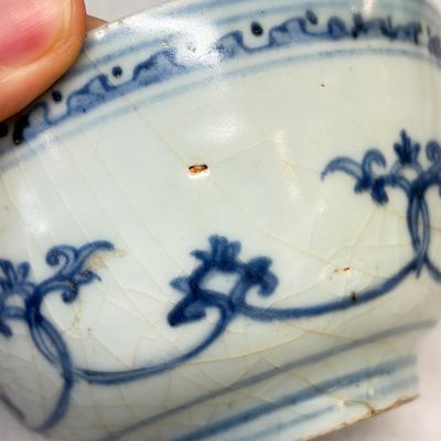 Two Chinese blue and white bowls, a plate, a celadon kendi and a vase — photo 36