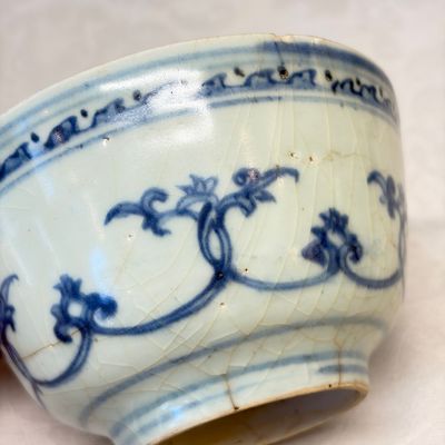 Two Chinese blue and white bowls, a plate, a celadon kendi and a vase — photo 37