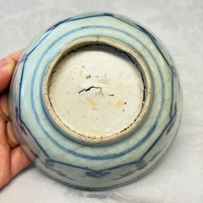 Two Chinese blue and white bowls, a plate, a celadon kendi and a vase — photo 38