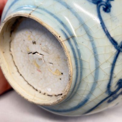 Two Chinese blue and white bowls, a plate, a celadon kendi and a vase — photo 40