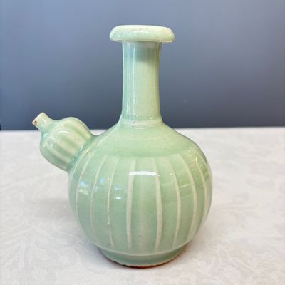Two Chinese blue and white bowls, a plate, a celadon kendi and a vase — photo 41