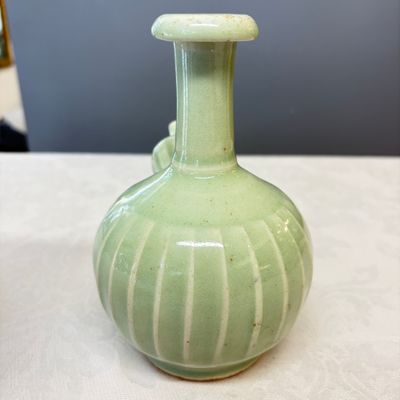 Two Chinese blue and white bowls, a plate, a celadon kendi and a vase — photo 42
