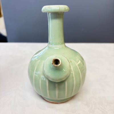 Two Chinese blue and white bowls, a plate, a celadon kendi and a vase — photo 44