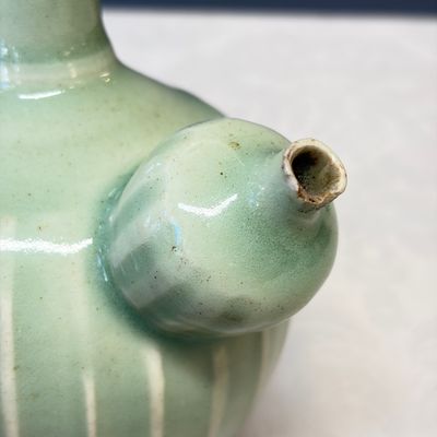 Two Chinese blue and white bowls, a plate, a celadon kendi and a vase — photo 45