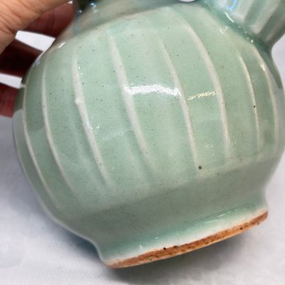 Two Chinese blue and white bowls, a plate, a celadon kendi and a vase — photo 46
