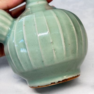 Two Chinese blue and white bowls, a plate, a celadon kendi and a vase — photo 47