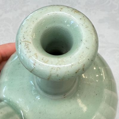 Two Chinese blue and white bowls, a plate, a celadon kendi and a vase — photo 48