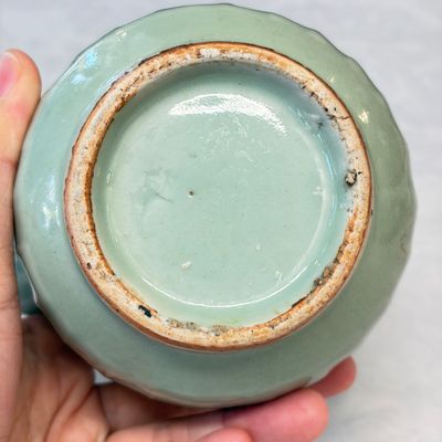 Two Chinese blue and white bowls, a plate, a celadon kendi and a vase — photo 49