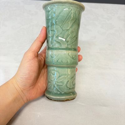 Two Chinese blue and white bowls, a plate, a celadon kendi and a vase — photo 52
