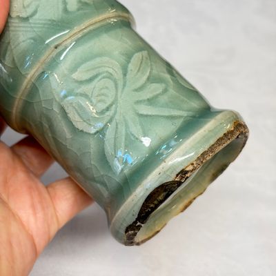 Two Chinese blue and white bowls, a plate, a celadon kendi and a vase — photo 60