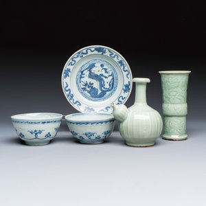Two Chinese blue and white bowls, a plate, a celadon kendi and a vase — photo 1
