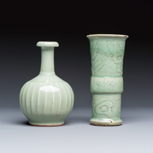 Two Chinese blue and white bowls, a plate, a celadon kendi and a vase — photo 11