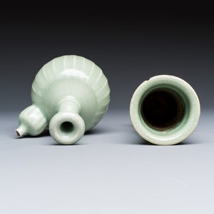 Two Chinese blue and white bowls, a plate, a celadon kendi and a vase — photo 14