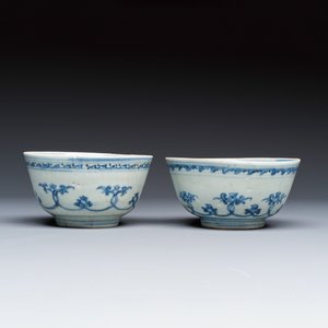 Two Chinese blue and white bowls, a plate, a celadon kendi and a vase — photo 3