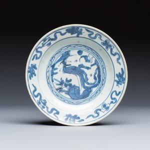 Two Chinese blue and white bowls, a plate, a celadon kendi and a vase — photo 8