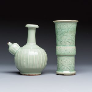 Two Chinese blue and white bowls, a plate, a celadon kendi and a vase — photo 10