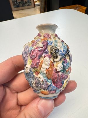 Two Chinese famille rose '18 Luohan' snuff bottles — foto 1